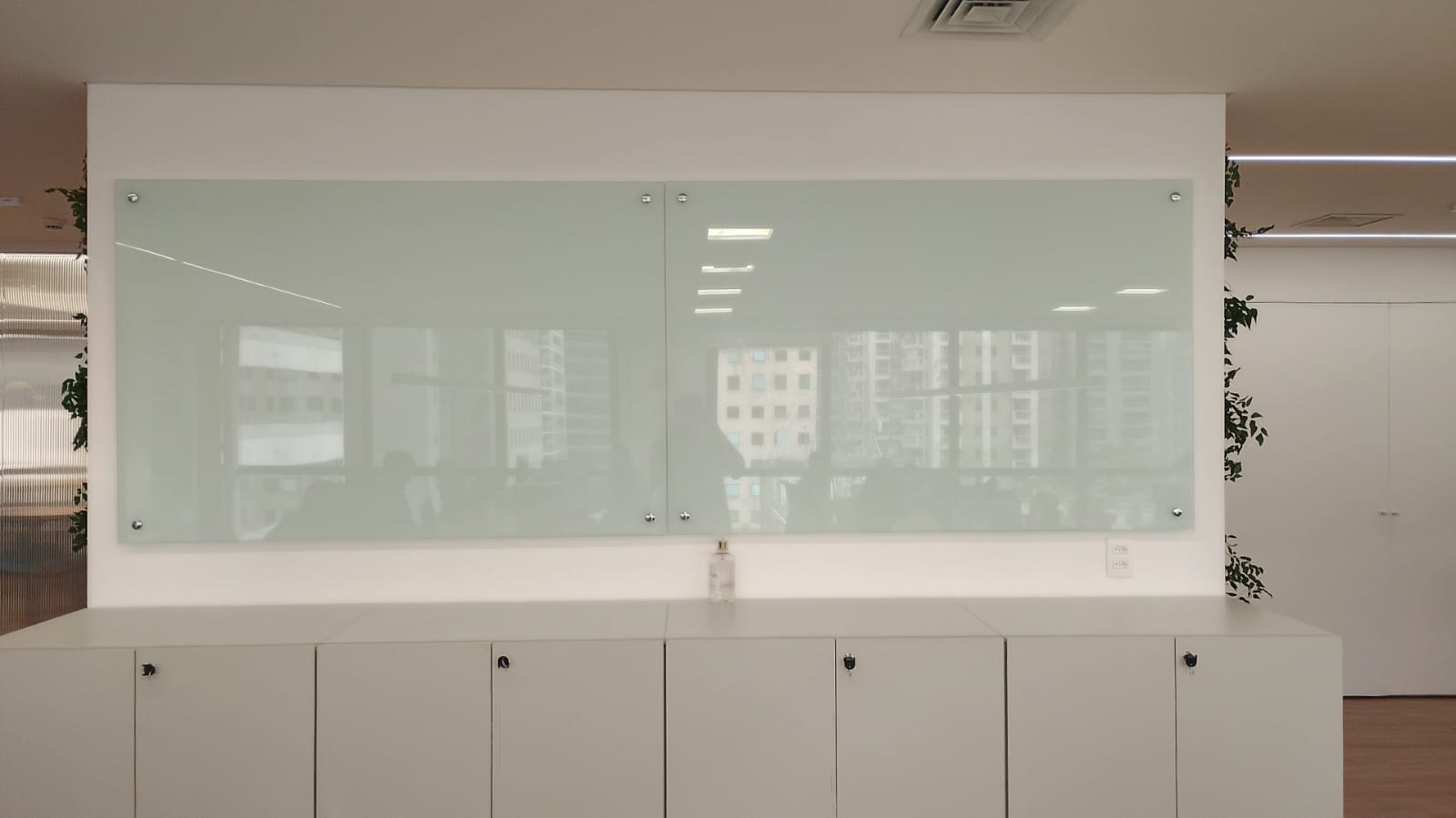 Lousa de vidro Aviva instalada