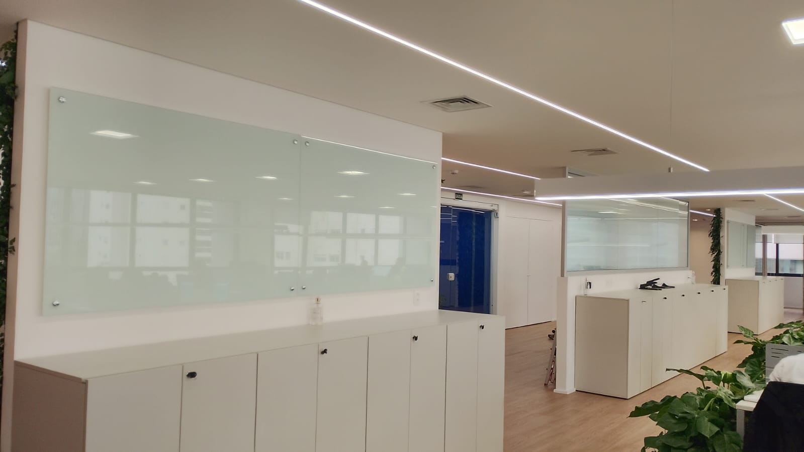 Lousa de vidro instalada — projeto Lousas Aviva