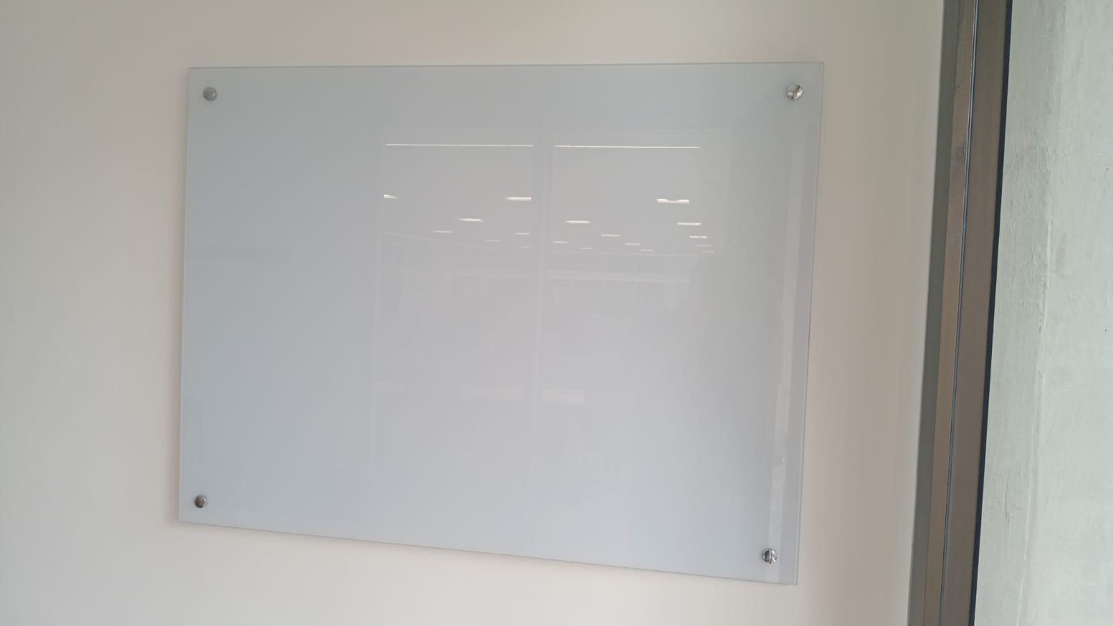 Lousa de vidro instalada — projeto Lousas Aviva