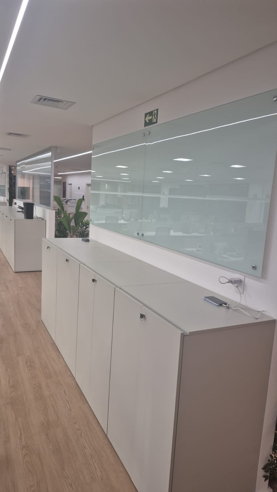 Lousa de vidro instalada — projeto Lousas Aviva